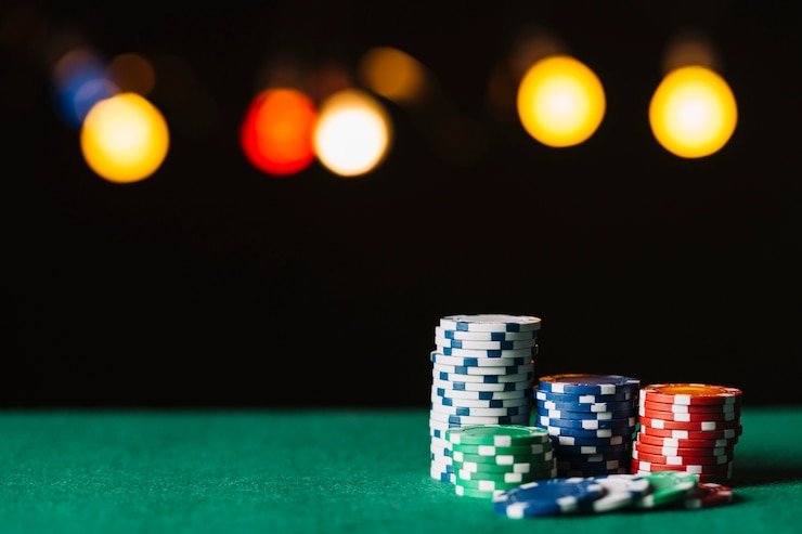 Pengguna membaca bonus harian di ponsel